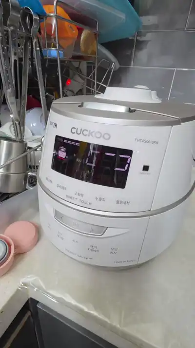 자동세척을 시작한 쿠쿠 밥솥을 여러 각도에서 비춘 짧은 영상