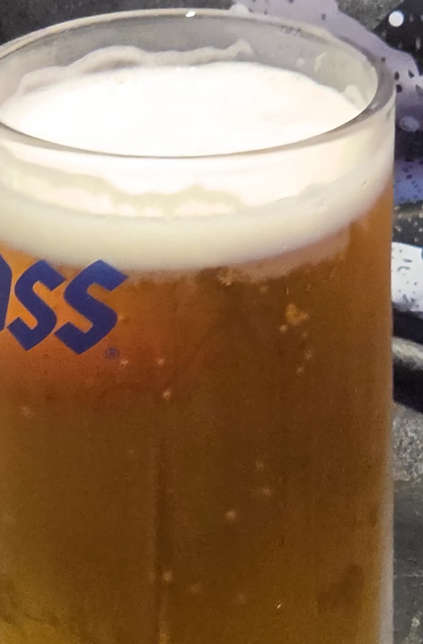 거품이 오른 카스 생맥주 잔의 클로즈업